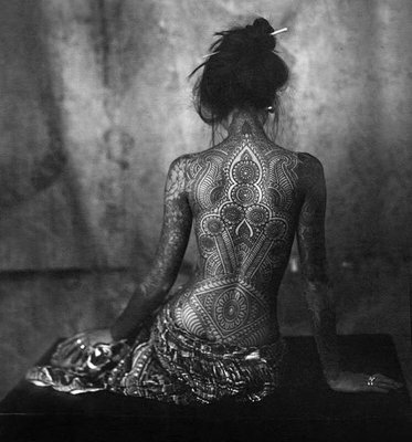  Tatouage mandala intégrale du dos sur une femme asiatique